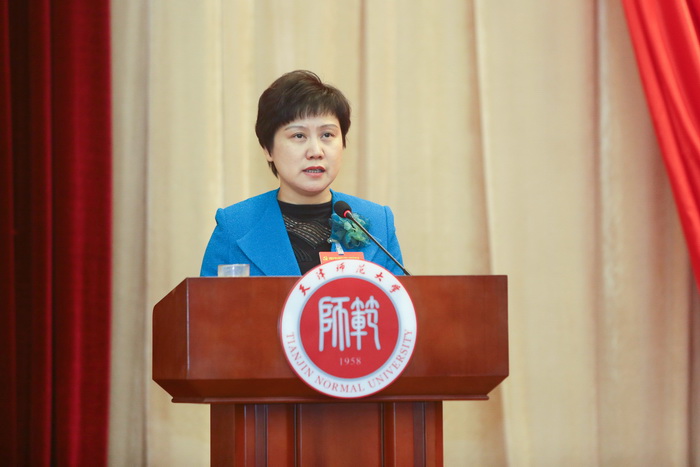 张玲同志作大会工作报告大会执行主席钟英华同志主持开幕式张玲同志