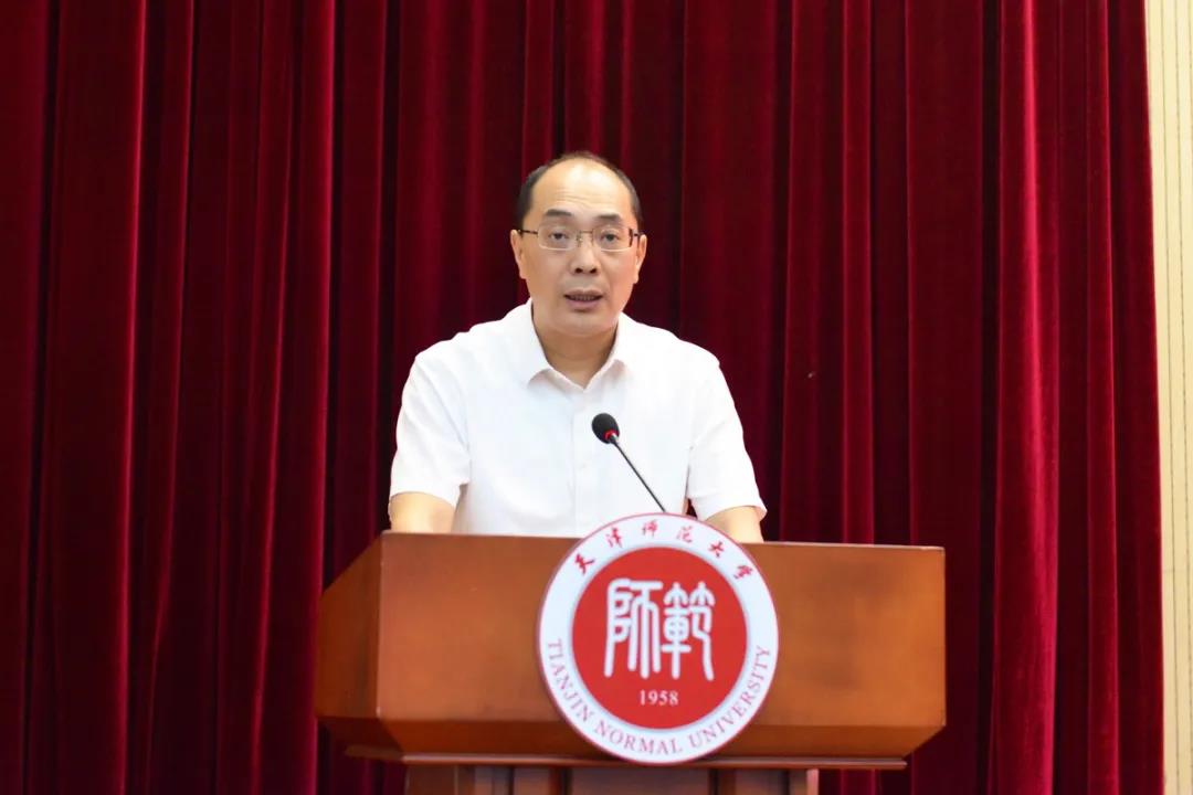 校党委副书记路波主持报告会